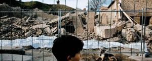 Un bambino guarda attraverso le macerie della Domus dei Gladiatori di Pompei crollata a causa delle forti infiltrazioni d'acqua e della pesante copertura in cemento armato costruita negli anni cinquanta nel corso di un restauro
